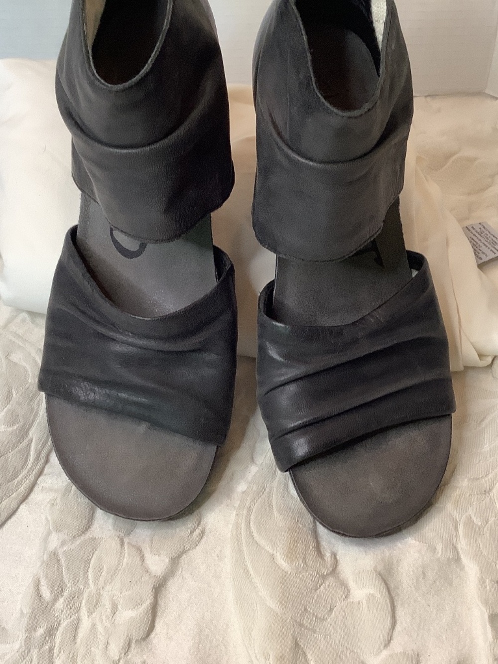 EUC OTBT leather black Patchouli open toe block heels sandals - Picture 4 of 14